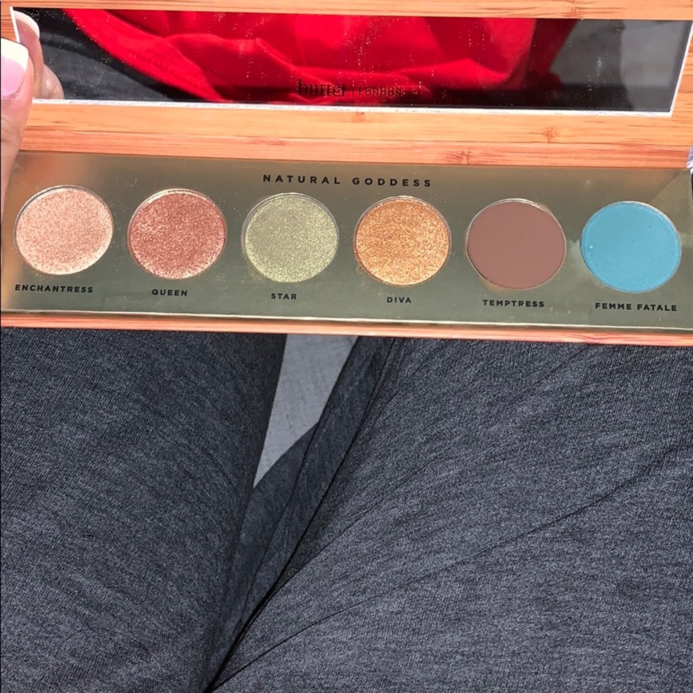 Eyeshadow - Picture 1 of 6